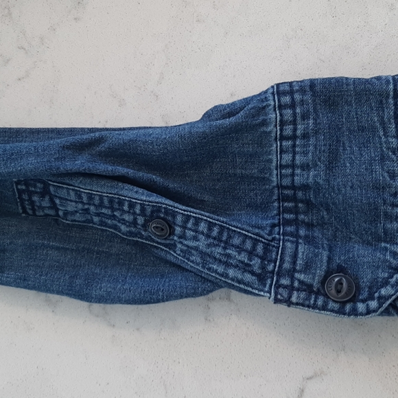 Classic levis denim shirt a wardrobe staple - Picture 5 of 6